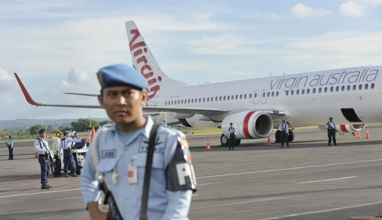 Sejumlah personel TNI AU berjaga di samping pesawat Virgin Australia menyusul adanya informasi pembajakan, setibanya di Bandara Ngurah Rai, Denpasar, Jumat (25/4/14). (ANTARA FOTO/Nyoman Budhiana)