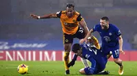 Pemain Wolverhampton Wanderers Adama Traore (kiri) berebut bola dengan pemain Chelsea Kai Havertz dan Mateo Kovacic pada pertandingan Liga Inggris di Stamford Bridge Stadium, London, Inggris, Rabu (27/1/2021). Pertandingan berakhir dengan skor 0-0. (Neil Hall/Pool via AP)