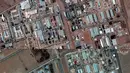 Kombinasi gambar yang dibuat pada tanggal 22 Juni 2025 menggunakan citra satelit yang dirilis oleh Maxar Technologies menunjukkan fasilitas pengayaan nuklir Isfahan milik Iran pada tanggal 16 Juni 2025 (atas), dan fasilitas pengayaan nuklir Isfahan milik Iran di Iran bagian tengah setelah serangan AS pada tanggal 22 Juni 2025. (Citra satelit ©2025 Maxar Technologies/AFP)