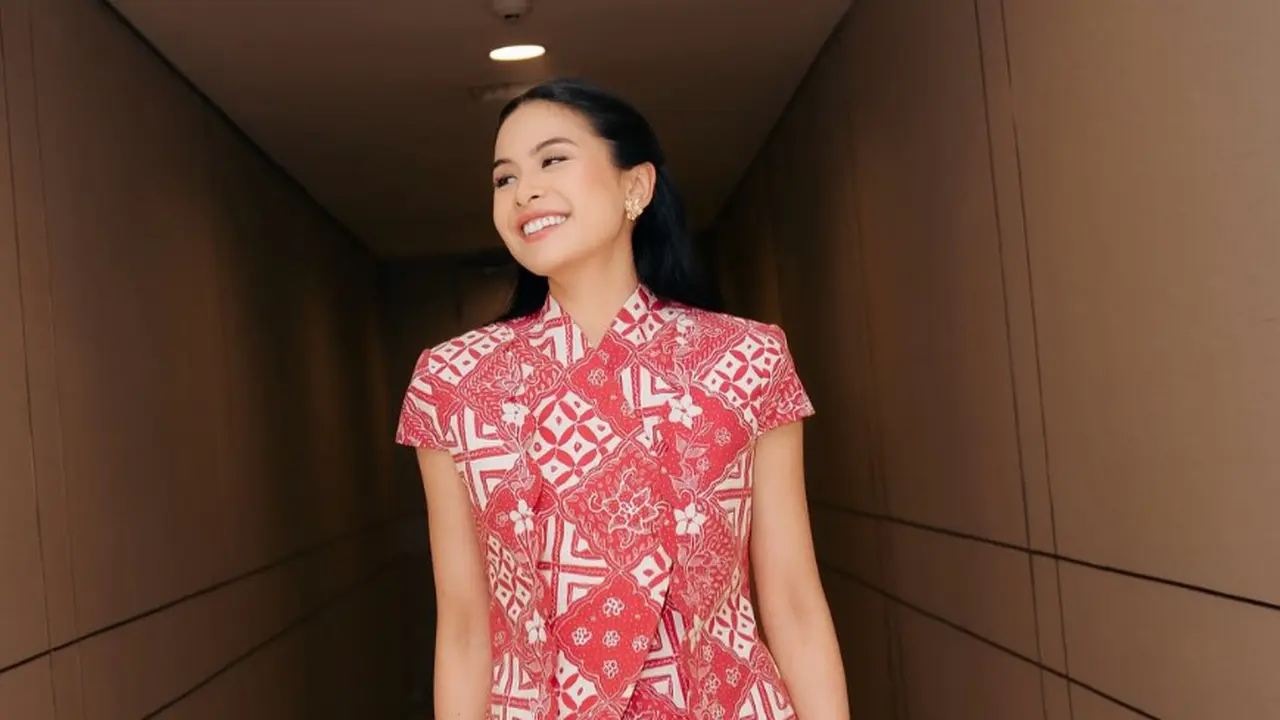 Gaya Profesional Maudy Ayunda Makin Standout Berkat Batik Merah dan Trousers Tenun Tasik