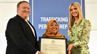 Menlu AS Mike Pompeo (kiri) dan Penasihat Kepresidenan AS Ivanka Trump (kanan) memberikan piagam 2018 TIP Report Hero Awards kepada Maizidah Salas (tengah) di Washington DC (28/6/2018) (sumber: US State Department)