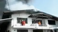 Kebakaran besar melanda sebuah pabrik tas di Bandung (Liputan 6 SCTV)