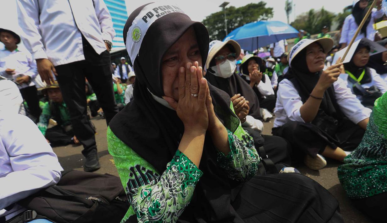 Para guru madrasah swasta dari berbagai daerah di Indonesia saat melakukan aksi unjuk rasa di depan Gedung MPR/DPR/DPD RI, Jakarta, Rabu (11/2/2026). (Kapanlagi.com/Budy Santoso)