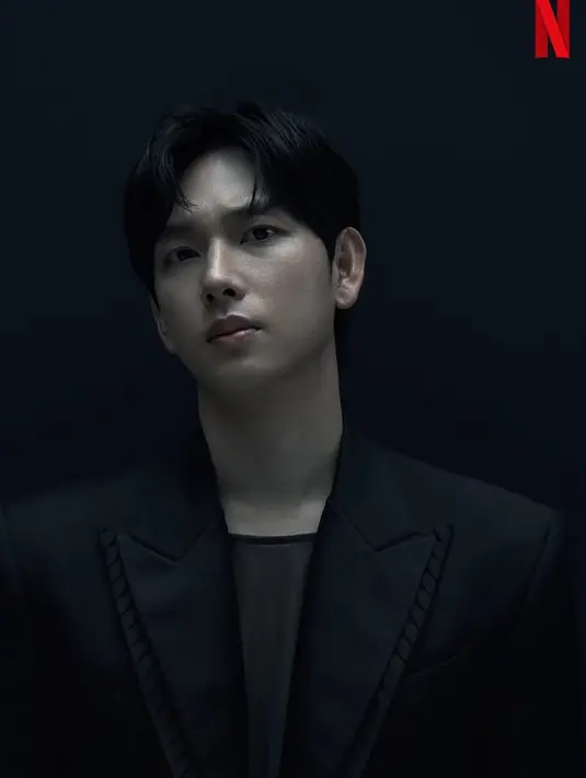 Adapula nama-nama pemain baru seperti Yim Si-wan sebagai Myung-gi Pemain 333. Ia tampil dengan jas hitam dipadukan inner shirt warna senada. [@netflixkr]