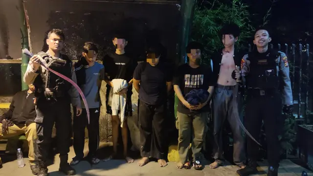 Polisi mengamankan sejumlah remaja yang diduga hendak tawuran di Jakarta Selatan.
