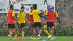 Pemain Arema Cronus, Kiko Insa, sempat bersitegang dengan Arif 'Keceng' Suyono. Kiko terlihat emosional setelah Arif Suyono tak sengaja menabraknya dalam latihan di Kusuma Agrowisata, Malang, Rabu (10/2/2016). (Bola.com/Kevin Setiawan).