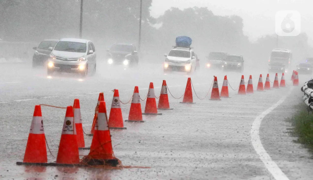 <p>Sejumlah kendaraan pemudik melewati Jalan Tol Jakarta - Cikampek KM 69, Purwakarta, Jawa Barat, Rabu (27/4/2022). Memasuki H-6 Idul Fitri, arus mudik dari Jakarta yang melewati Jalan Tol Jakarta - Cikampek terpantau ramai lancar. (Liputan6.com/Herman Zakharia)</p>