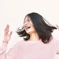 Ilustrasi orang bahagia. Sumber foto: unsplash.com/Gabrielle Henderson.