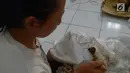 Warga melakukan proses pencantingan saat membuat kain batik di Rusun Rawa Bebek, Jakarta, Sabtu (6/7/2019). Kain dengan motif Jakarta dan motif lainnya ini dibuat oleh ibu-ibu penghuni rusun Rawa Bebek, mereka menjualnya dengan harga Rp1,5 hingga Rp 2,5 juta per kain. (merdeka.com/Imam Buhori)