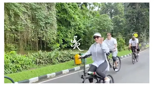 8 Potret Syahrini dan Reino Barack saat Bersepeda di Kebun Raya, Kompak Banget