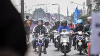 Aremania turun ke jalan berkonvoi merayakan HUT Arema ke-28 (Bola.com/Kevin Setiawan)