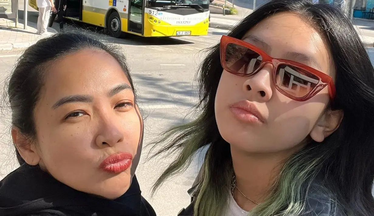 <p>Ibu dan anak ini punya kedekatan yang begitu hangat meski Feni Rose memiliki kesibukan di dunia entertainment. (FOTO: instagram.com/fenirose/)</p>