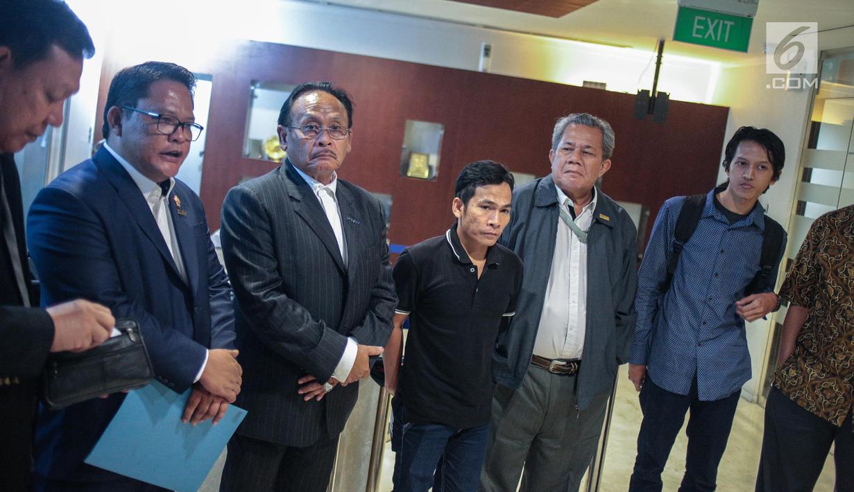 Mantan terpidana mati kasus pembunuhan Yusman Telaumbanua (kedua kiri) usai pertemuan tertutup dengan pihak kontras terkait pelaporan mantan penasihat hukum Yusman di Kantor Peradi, Jakarta, Rabu (21/11).  (Liputan6.com/Faizal Fanani)
