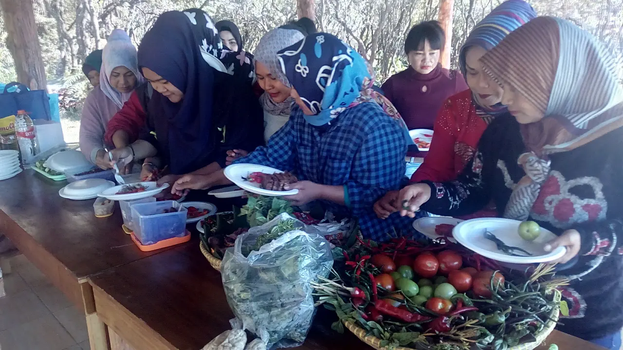 Para peserta koki dadakan tengah memilih bahan cabai inul dalam lomba sayembara Sambal Papandayan, Garut, Jawa Barat