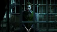 Salah seorang penggemar Batman mengemukakan teori bahwa Joker bukanlah penjahat di The Dark Knight. (moviepilot.com)