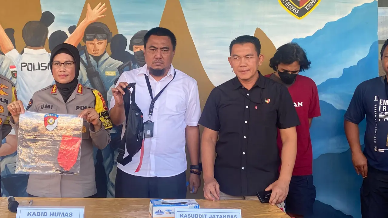 Kabid Humas Polda Lampung, Kombes Pol Umi Fadillah Astutik saat menunjukkan bukti kejahatan pelaku. Foto (Liputan6.com/Ardi)