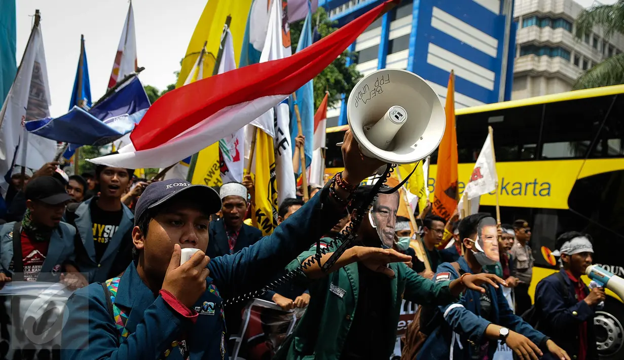 Seorang mahasiswa meneriakan orasi saat melakukan aksi demonstrasi di Istana Negara, Jakarta, Kamis (20/10). Aksi yang dilakukan mahasiswa merupakan peringatan tepat dua tahun pemerintahan Joko Widodo-Jusuf Kalla. (Liputan6.com/Faizal Fanani)