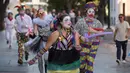 Para peserta berdandan seperti badut berlarian selama acara parodi tahunan "Running of the Clowns" di Pasadena, California pada 20 Oktober 2019. Lari dikejar kawanan badut ini merupakan parodi yang mengolok-olok lomba dikejar banteng di Spanyol. (Mark RALSTON / AFP)