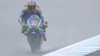 Pebalap Suzuki, Alex Rins, menjajal sayap aerodinamika baru yang diberi nama Si Kumis pada sesi latihan bebas pertama MotoGP Jepang di Twin Ring Motegi, Jumat (13/10/2017). (Bola.com/Twitter/crash_motogp)
