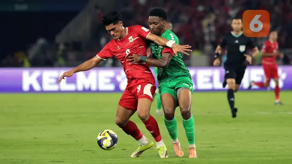 Pemain Timnas Indonesia, Ramadhan Sananta (kiri) berebut bola dengan pemain St Kitts and Nevis, Malique Roberts dalam laga semifinal FIFA Series 2026 di Stadion Utama Gelora Bung Karno (SUGBK), Senayan, Jakarta, Jumat (27/03/2026). (Bola.com/Abdul Aziz)
