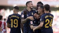 Pemain Real Madrid merayakan gol kedua timnya ke gawang Granada yang dicetak oleh Arda Guler (tengah) saat laga lanjutan Liga Spanyol 2023/2024 di Nuevo Los Carmenes Stadium, Granada, Sabtu (11/05/2024). (AFP/Jorge Guerrero)