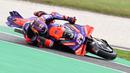 Pembalap Prima Pramac Racing, Jorge Martin mengalami kesialan saat menjalani latihan bebas MotoGP Austalia 2024, Jumat (18/10/2024). (AFP/Paul Crock)