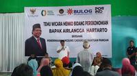 Menko Bidang Perekonomian Airlangga Hartarto menyalurkab bantuan pangan beras 10 kilogram&nbsp;di Kantor Kelurahan Pabuaran, Cibinong, Sabtu (6/1/2024). (Foto:Liputan6/Achmad Sudarno)