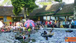 Kolam renang Cibulan yang terletak di Kuningan, Jawa Barat pada libur lebaran 1 Syawal 1432 penuh dengan pengunjung. 