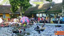 Kolam renang Cibulan yang terletak di Kuningan, Jawa Barat pada libur lebaran 1 Syawal 1432 penuh dengan pengunjung. 