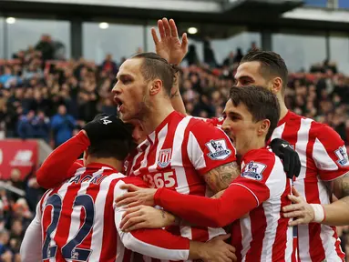 Pemain Stoke City, Marko Arnautovic merayakan gol bersama  rekannya saat menjamu Manchester City di Stadion Britania, Sabtu (5/12/2015).  (Reuters/Phil Noble)
