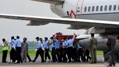 Dua jenazah korban pesawat AirAsia QZ8501 tiba di Lanud TNI AL Juanda, Surabaya, Jatim, Rabu (31/12). (Liputan6.com/Johan Tallo)