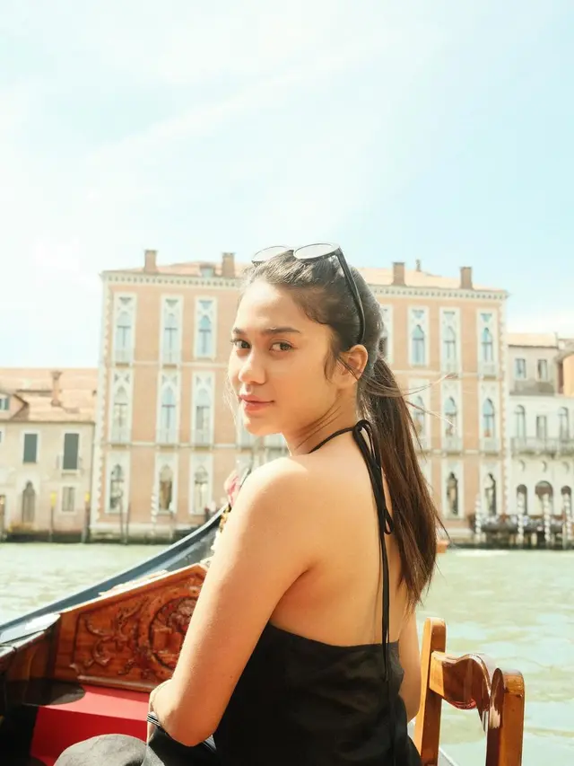 Potret Azizah Salsha cuci baju Pratama Arhan (Sumber: Instagram/@azizahsalsha_)