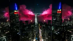 Kembang api meledak di atas East River selama pertunjukan tahunan ke-47 Macy's 4th of July Fireworks dengan Empire State Building tercermin dari Summit One Vanderbilt di New York City, Amerika Serikat, Selasa (4/7/2023). Pesta kembang api memeriahkan Hari Kemerdekaan Amerika Serikat. (Alexi J. Rosenfeld/Getty Images/AFP)