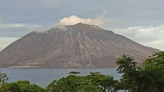 Kondisi Gunung Ruang di Kecamatan Tagulandang, Kabupaten Kepulauan Sitaro, Sulut, pada Sabtu (27/4/2024).