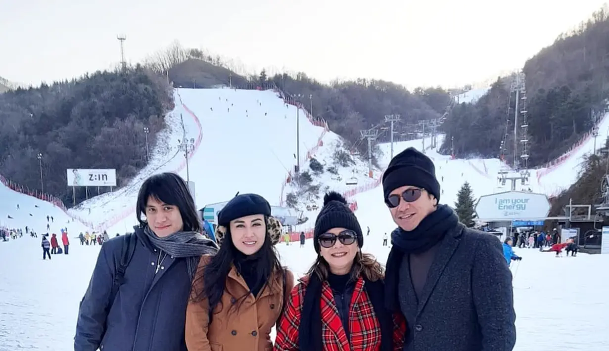 Momen Memes bersama keluarganya pergi berlibur di Nami Island pada Januari silam. Dalam momen berlibur tersebut, Kevin meminang kekasihnya, Vicy Melanie. (Liputan6.com/IG/memes605)