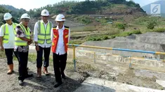 Presiden Joko Widodo atau Jokowi saat meninjau pembangunan bendungan di Cibeureum, Kuningan, Jawa Barat, Jumat (25/5). Usai kegiatan, Jokowi menanggapi terkait disahkannya Revisi UU Terorisme oleh DPR. (Liputan6.com/Pool/Biro Pers Setpres)