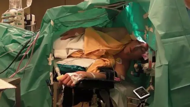 Meski Jalani Operasi, Pria Hibur Dokter Sambil Bernyanyi Seriosa