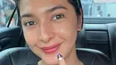 Nabila Syakieb mengunggah potret dirinya selfie sambil pamer jari kelingking dengan noda tinta. Nabila tampak mengenakan sebuah kaus hitam. [Foto: Instagram/nsyakieb85]