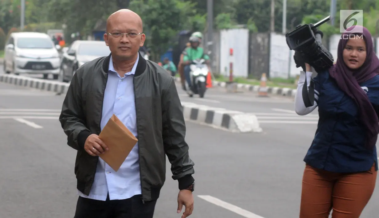 Direktur PT Humpuss Transportasi Kimia (HTK), Taufik Agustono menghindar dari kejarawan wartawan usai menjalani pemeriksaan penyidik KPK, Jakarta, Selasa (9/4). Taufik diperiksa terkait dugaan menerima suap kerjasama pengakutan dibidang pelayaran penggakutan Pupuk.(merdeka.com/Dwi Narwoko)