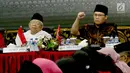 Ketua MUI KH Maruf Amin bersama Wasekjen DPP PDIP, Ahmad Basarah (kanan) saat menghadiri diskusi di Jakarta, Jumat (27/4). Diskusi ini digelar untuk mencegah penyebaran paham radikalisme pro kekerasan dan intoleransi. (Liputan6.com/Angga Yuniar)