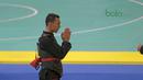 Arafa M. Yachser memberikan salam usai menang atas pesilat Malaysia, Shukor M. Z. Hakim pada semifinal putra kelas 55 kg - 60 kg Test Event Pencak Silat 2018 di Padepokan Silat TMII, Jakarta, (12/2/2018). Arafa menang 5-0. (Bola.com/Nick Hanoatubun)