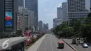 Suasana jalan lengang di Jakarta, Rabu (17/8). Peringatan HUT RI ke-71 membuat sejumlah ruas jalan di Jakarta menjadi lengang. (Liputan6.com/Angga Yuniar)