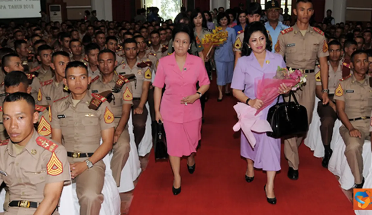 Citizen6, Magelang: Sebanyak 836 Calon Perwira TNI - Polri menerima pembekalan dari Ibu Kehormatan Taruna Akademi TNI Tetty Agus Suhartono dan Komandan Jenderal (Danjen) Akademi TNI Marsda TNI Sru A. Andreas. (Pengirim: Badarudin Bakri)