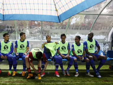 Michael Essien (kiri) dan Carlton Cole (kanan) saat berada di bangku pemain saat melawan PS TNI pada lanjutan Liga 1 2017 di Stadion Pakansari, Bogoro, Sabtu (22/4/2017). Persib bermain imbang 2-2 dengan PS TNI. (Bola.com/Nicklas Hanoatubun)