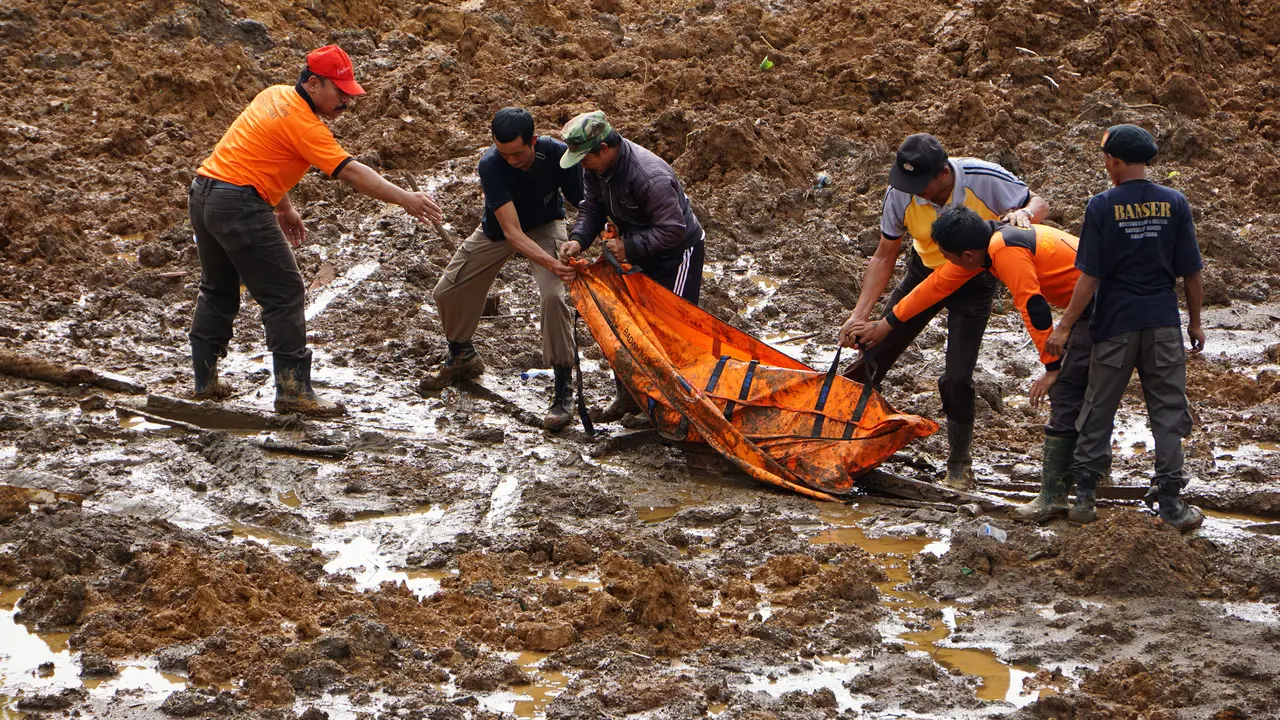 Proses Evakuasi Korban Longsor Banjarnegara