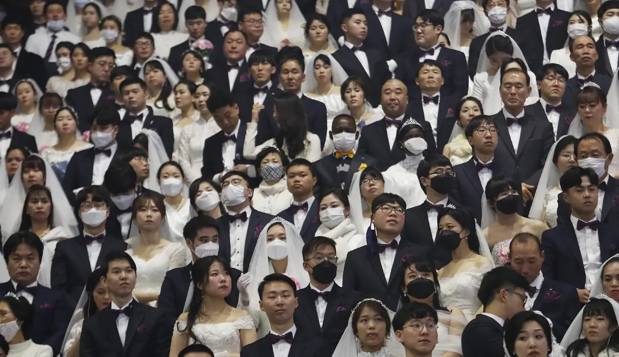Sejumlah pasangan mengikuti kegiatan nikah massal di Cheong Shim Peace World Center di Gapyeong, Korea Selatan, Jumat, (7/2/2020). Diperkirakan ada ribuan pasangan mengikuti pernikahan massal tersebut. (AP Photo/Ahn Young-joon)
