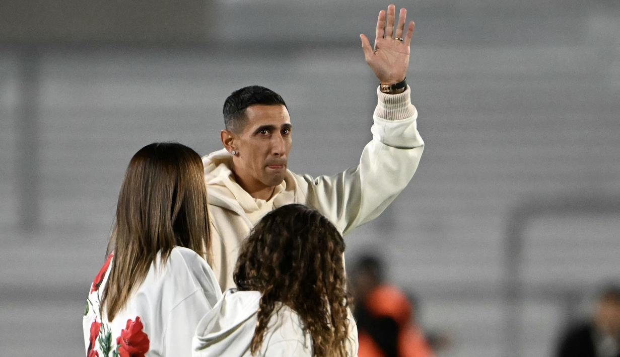 Pemain Argentina, Angel Di Maria melambaikan tangan kepada para penonton saat acara perpisahannya dengan timnas Argentina sebelum pertandingan kualifikasi Piala Dunia 2026 melawan Chile di stadion Mas Monumental, Buenos Aires, Argentina, Jumat (06/09/2024) WIB. (AFP/Luis Robayo)