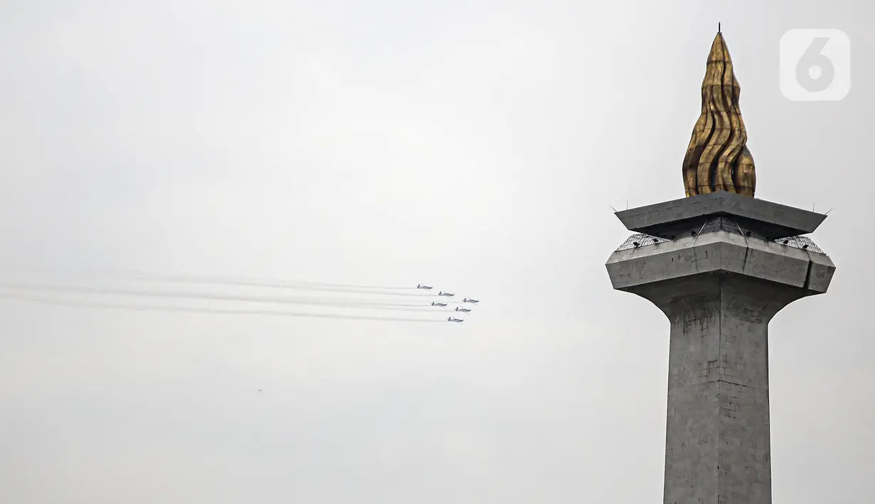 Penampilan atraksi Jupiter Aerobatic saat perayaan HUT ke-77 TNI di Jakarta, Rabu (5/10/2022). Kegiatan yang diikuti oleh seluruh kesatuan jajaran TNI ini dalam rangka menyambut HUT ke-77 TNI. (Liputan6.com/Faizal Fanani)