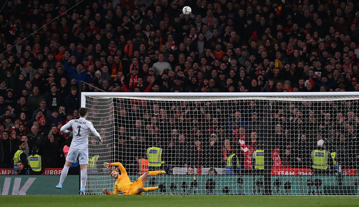 Sayang beribu sayang, Kepa yang ditunjuk sebagai pengganti Mendy sekaligus menjadi penendang terakhir Chelsea gagal melakukan tugas yang diberikan oleh Thomas Tuchel. Bola yang ditendang malah melambung tinggi di atas mistar gawang. (AFP/Glyn Kirk)