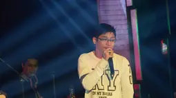 Aksi Sigit Purnomo atau yang akrab disapa Pasha bersama grup band Ungu di e-Plasa, Kota Semarang, Jumat (26/2). Pasha akhirnya resmi menyatakan diri mundur dari grup band Ungu menyusul terpilihnya dirinya menjadi Wakil Wali Kota Palu. (Foto : Gholib)